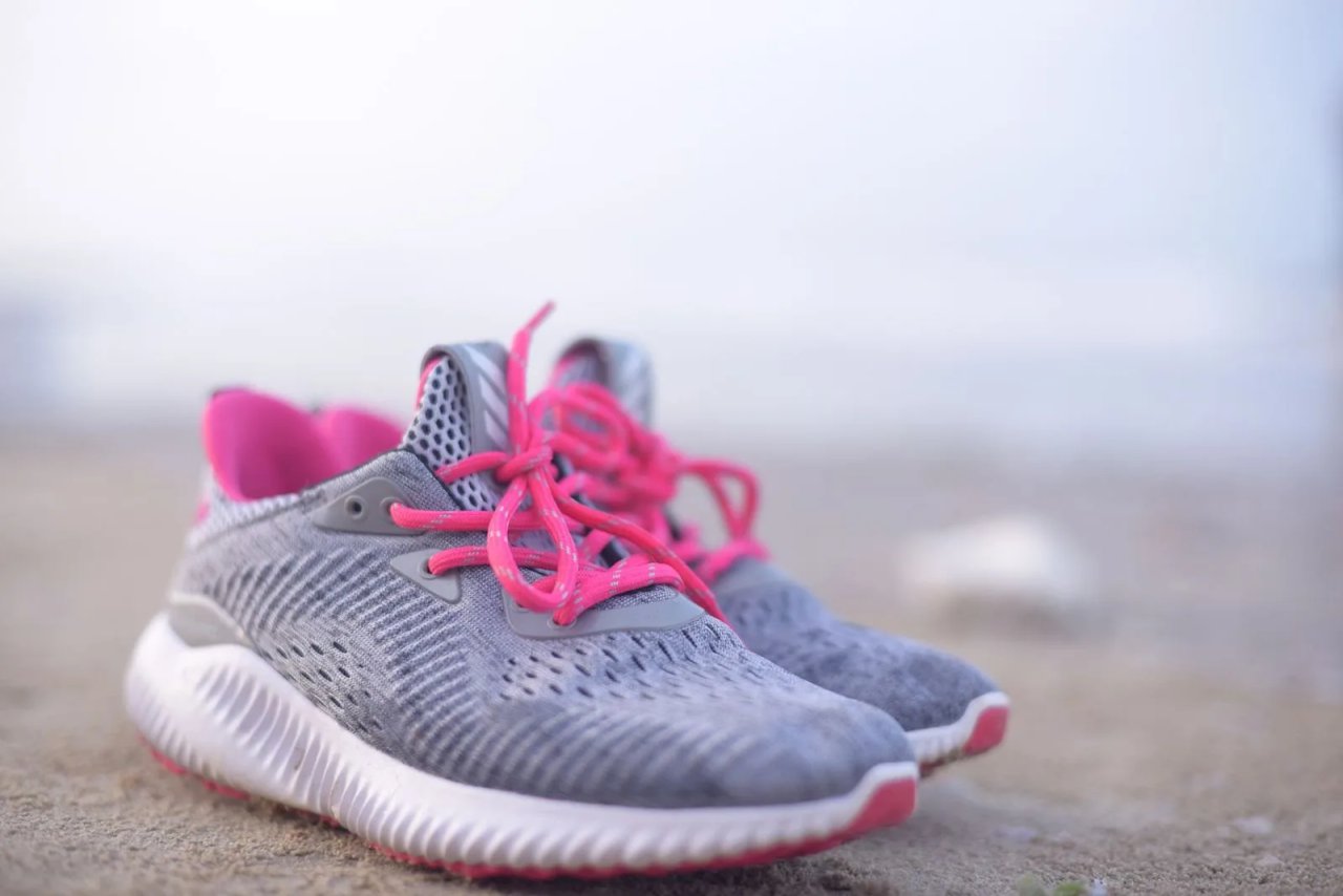 Grey knit running sneakers with pink laces